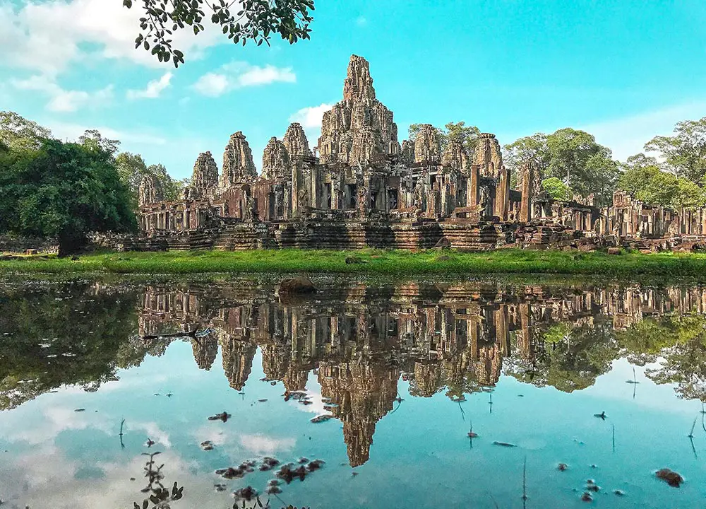 Candi Bayon di Angkor Thom dengan wajah-wajah tersenyum