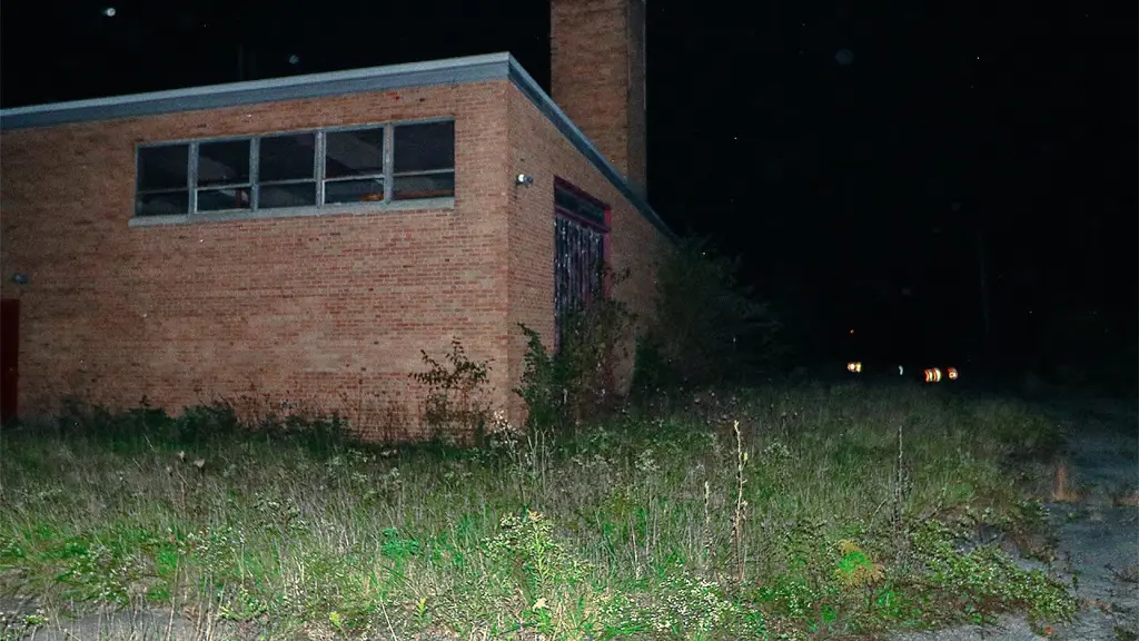 Bangunan sekolah tua di malam hari