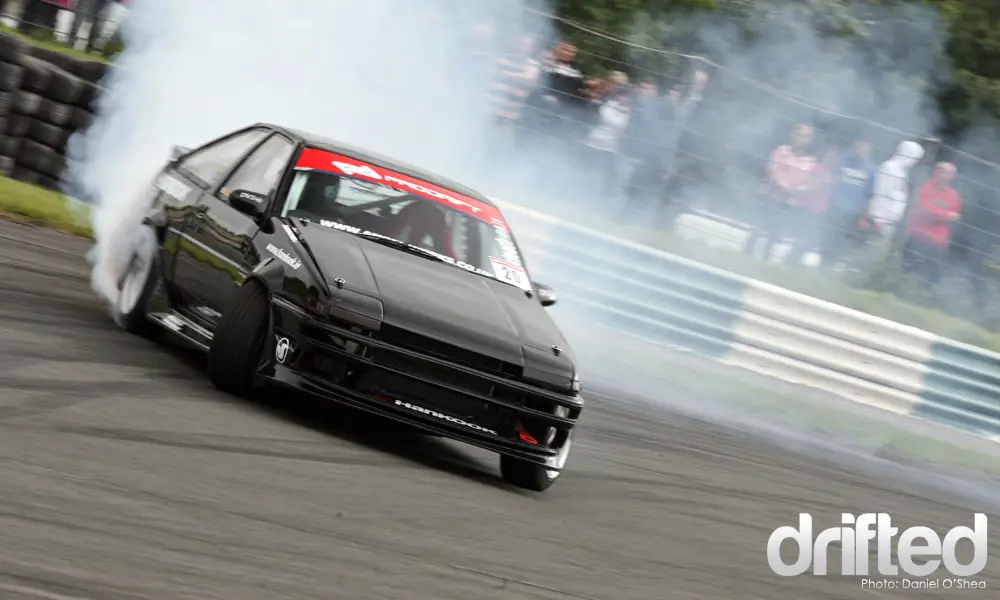 Gambar mobil AE86 Trueno yang dikendarai Takumi