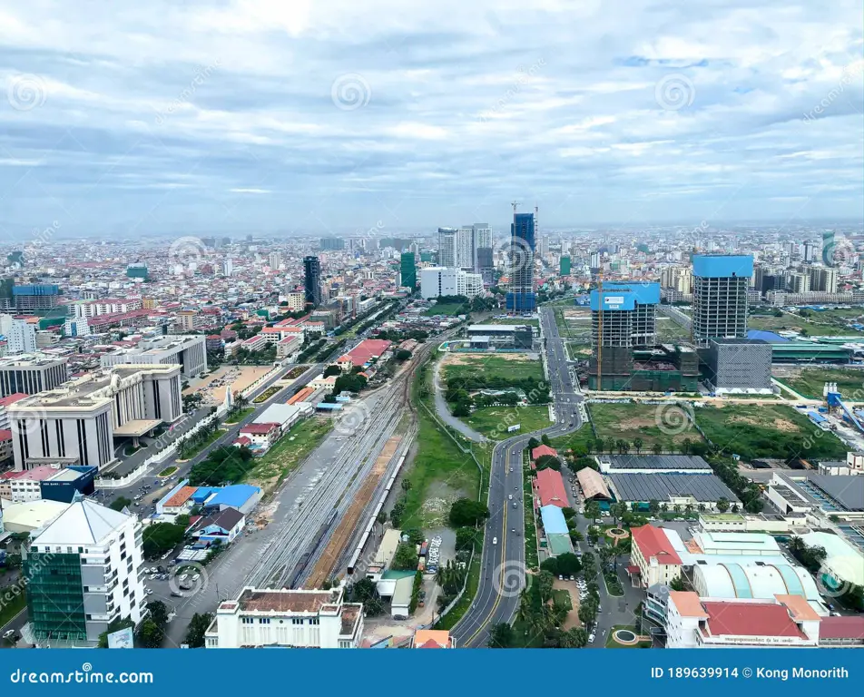 Siluet kota Phnom Penh yang modern