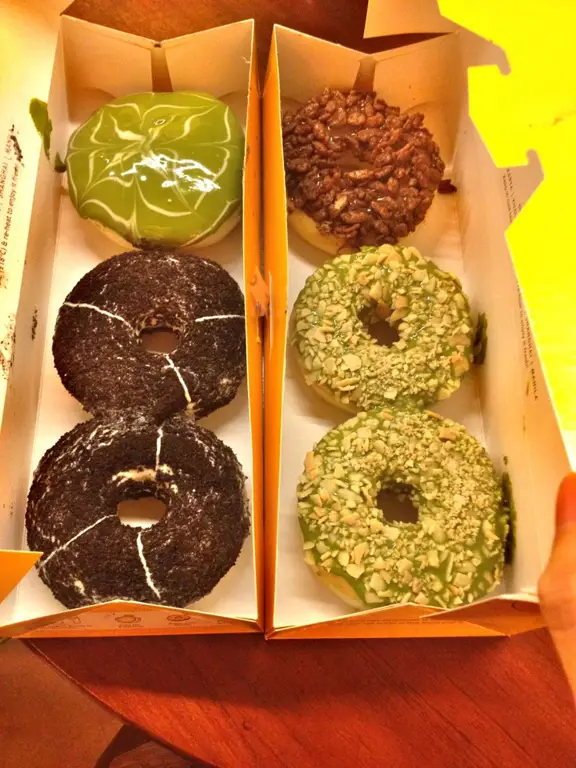 Pelanggan Senang Menikmati Donat JCO