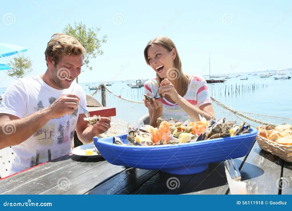 Keluarga bahagia menikmati hidangan seafood.