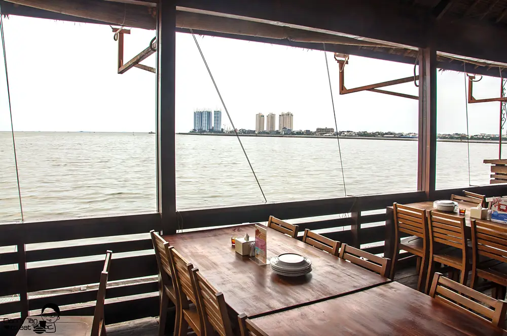 Keluarga menikmati makan malam seafood di Bandar Djakarta