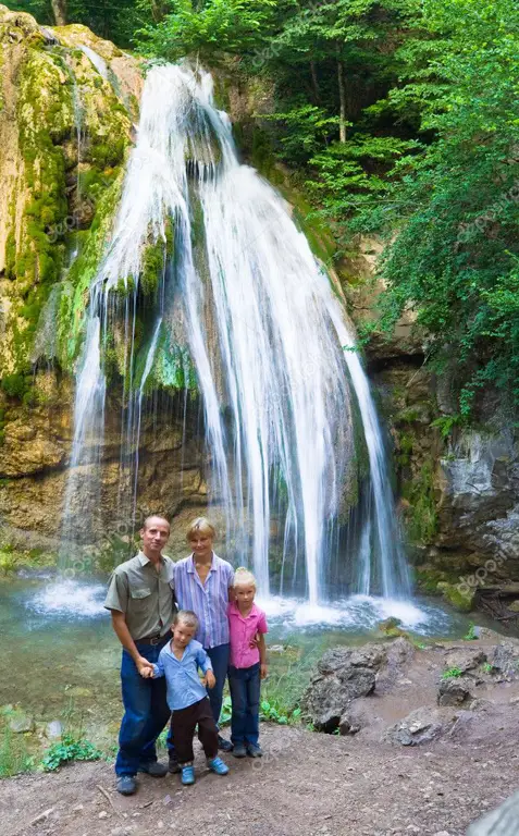 Keluarga menikmati keindahan air terjun