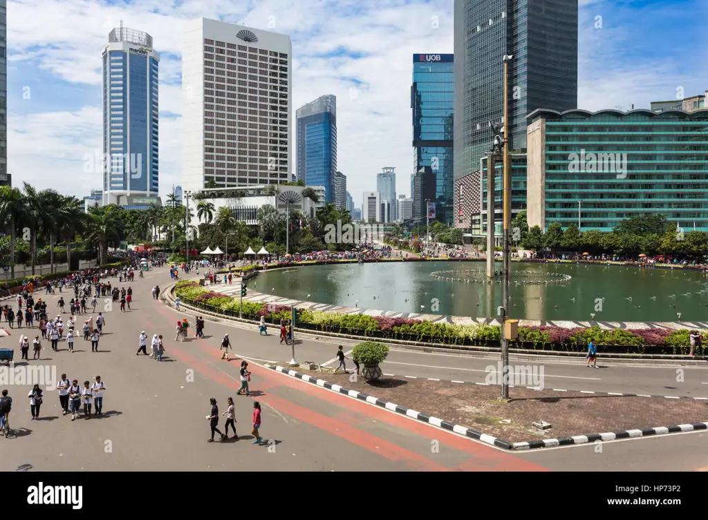 Pengunjung menikmati waktu di Bandar Jakarta Baywalk