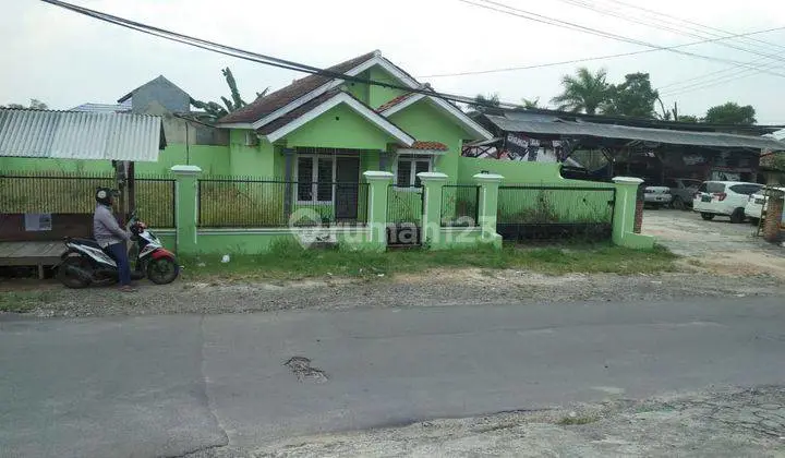 Keluarga bahagia di rumah baru di Bandar Lampung