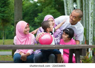 Gambar keluarga Indonesia yang bahagia di rumah