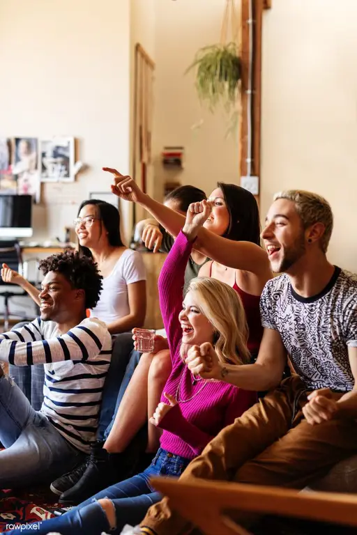 Gambar sekelompok teman menonton anime di televisi