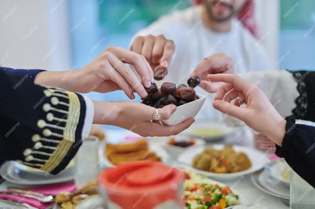 Suasana hangat keluarga saat buka puasa bersama di Bandar Lampung