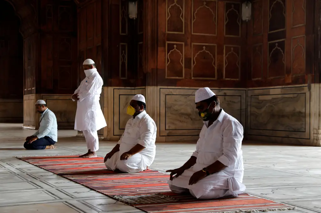 Seorang muslim sedang khusyuk berdoa