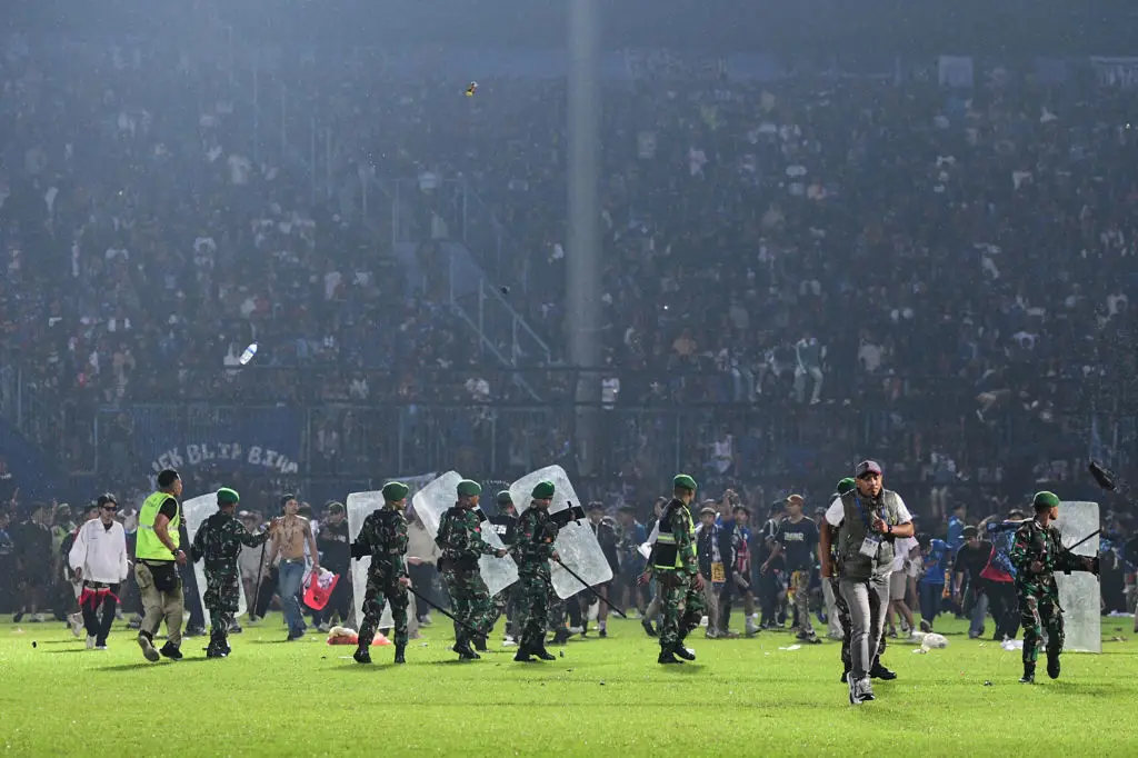 Sorotan pertandingan sepak bola Indonesia yang menampilkan tim underdog mengalahkan tim unggulan.