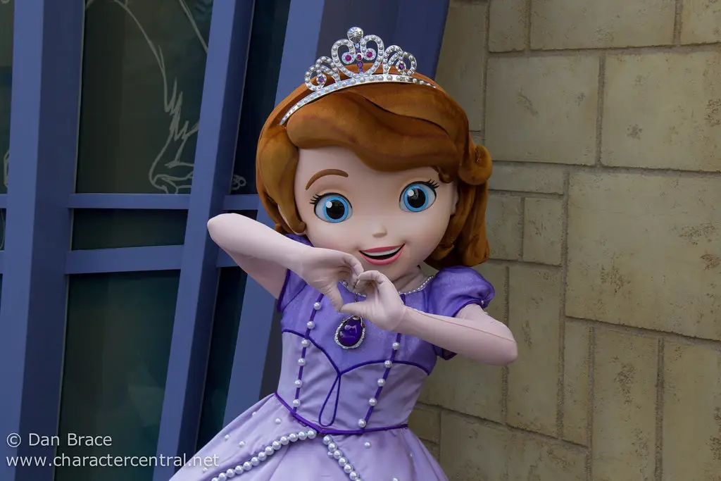 Gambar keluarga sedang menonton Sofia The First bersama-sama