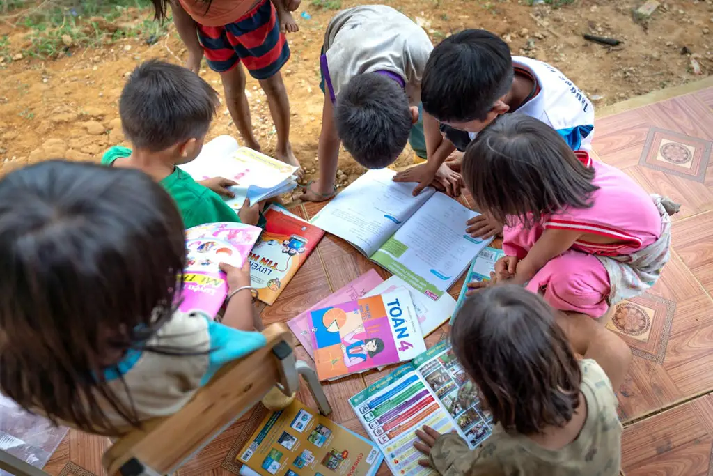 Anak-anak membaca buku bersama