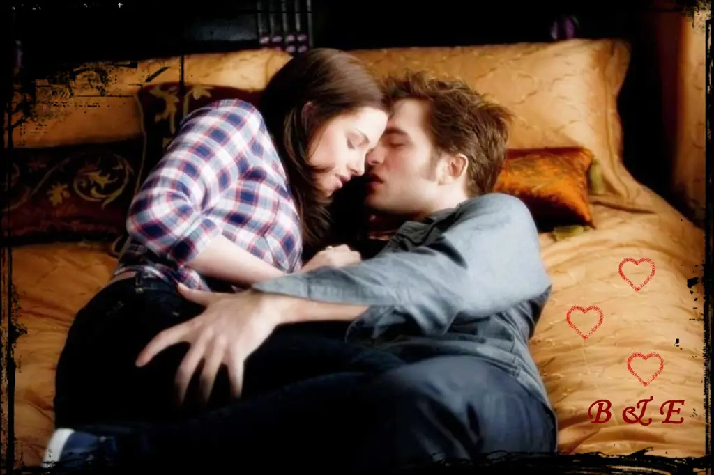 Bella dan Edward dalam sebuah adegan intim dari Twilight