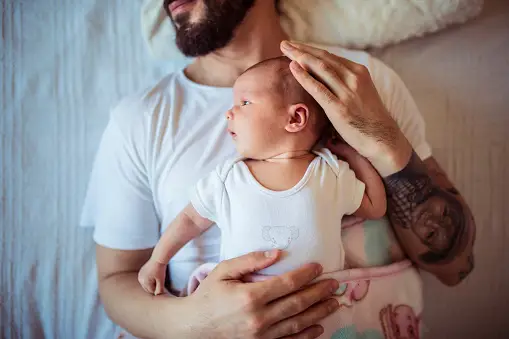 Gambar ayah dan anak perempuan yang sedang menghabiskan waktu bersama