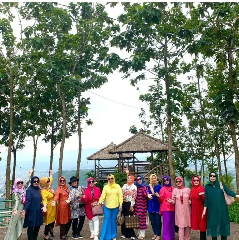 Keluarga menikmati waktu di Eco Park Bandar Lampung