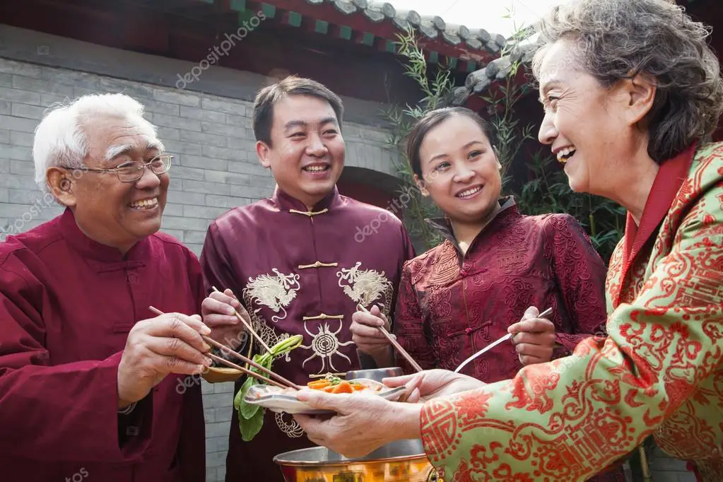 Orang-orang menikmati hidangan Chinese food