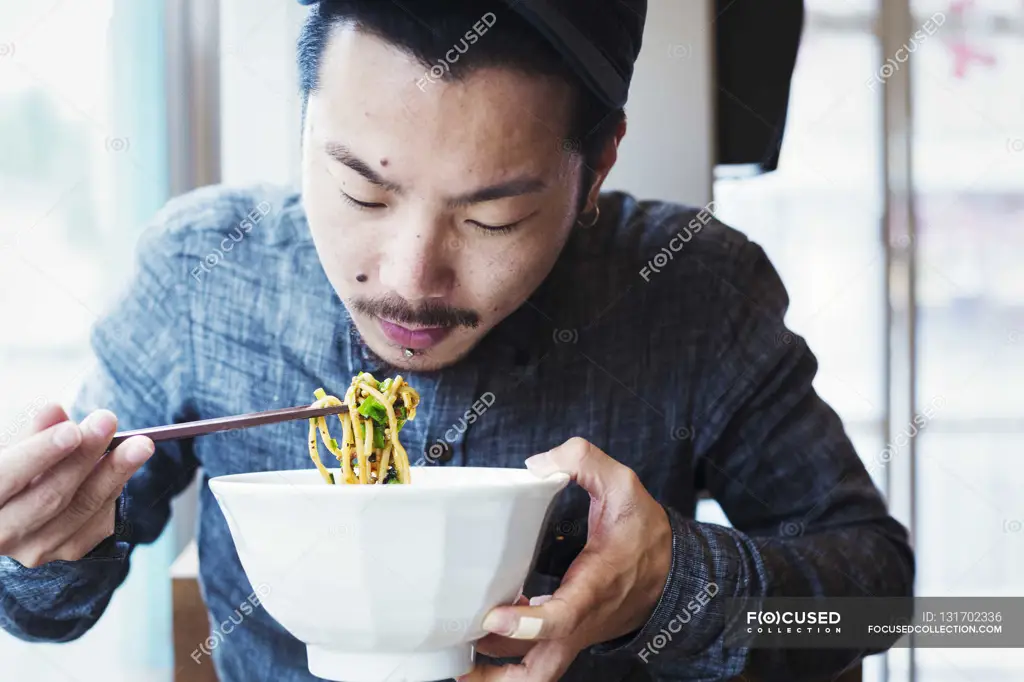 Orang-orang bahagia menikmati ramen bersama-sama