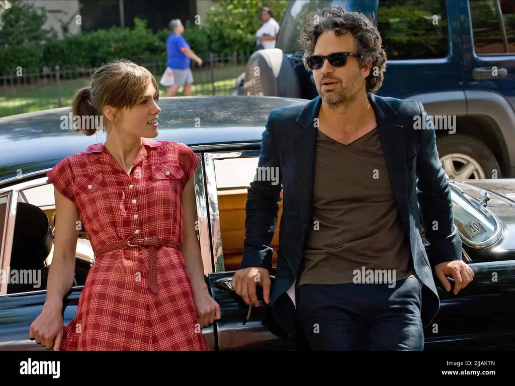 Keira Knightley dan Mark Ruffalo dalam adegan Begin Again