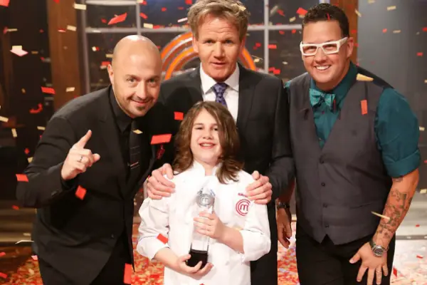 Pemenang MasterChef Junior sedang mengangkat trofi