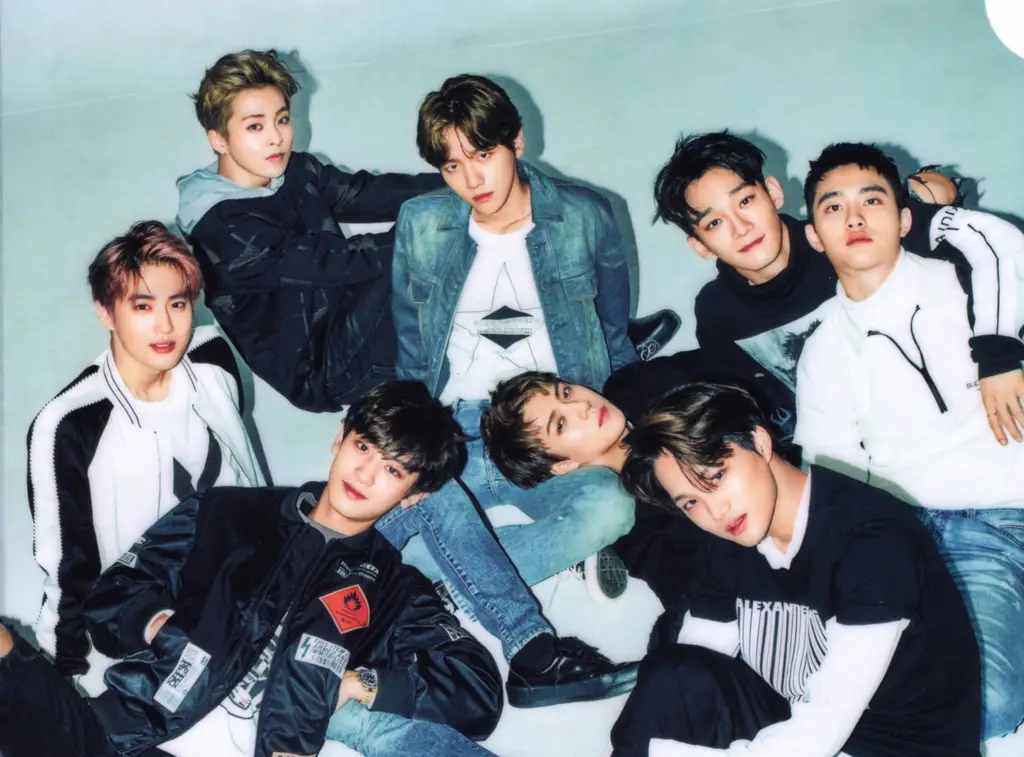 Gambar Member EXO sedang bersenang-senang