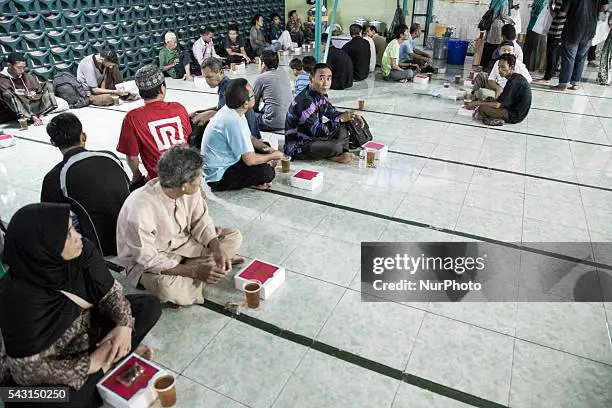 Gambar orang-orang sholat magrib di Bandar Lampung