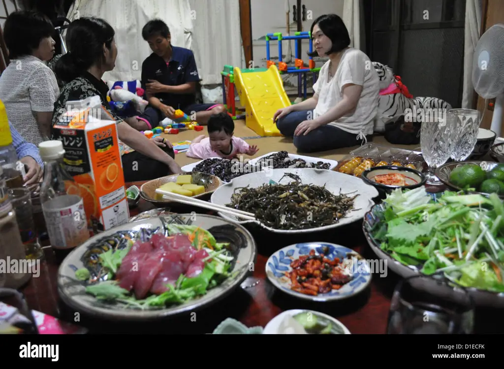 Keluarga Jepang makan malam bersama