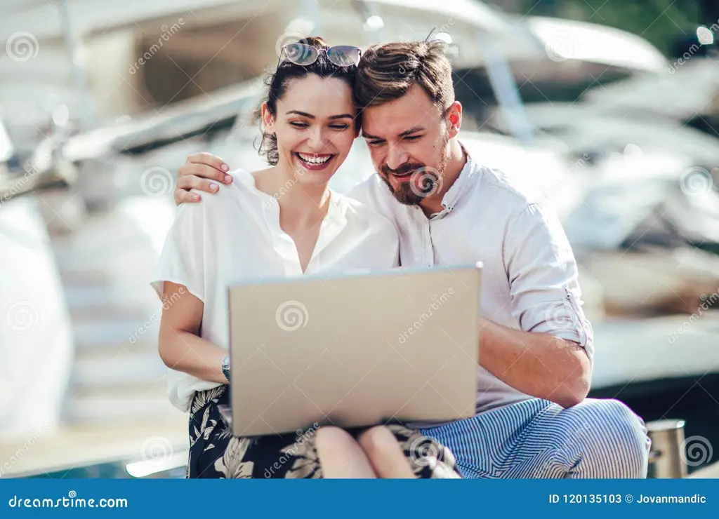 Pasangan menonton drama romantis di laptop