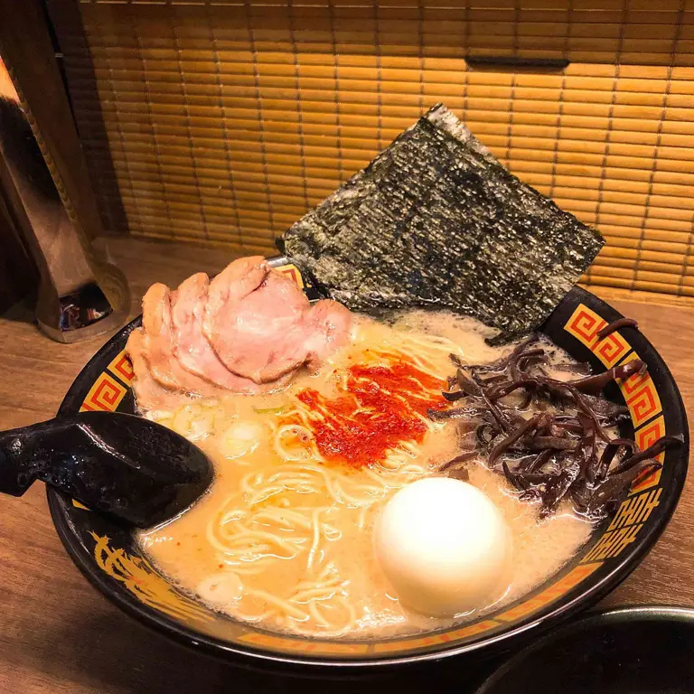 Orang-orang menikmati semangkuk Fuuto Ramen yang hangat