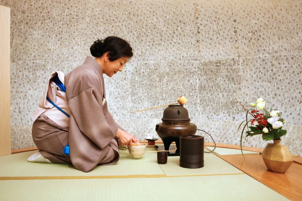 Suasana minum teh di toko Rokuhodou