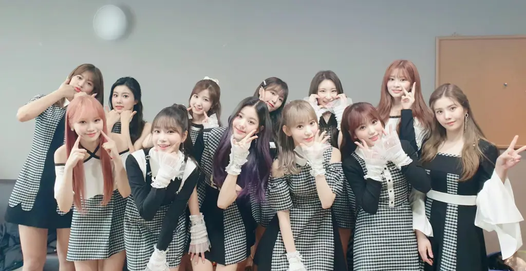 IZ*ONE Tampil di Idol Room