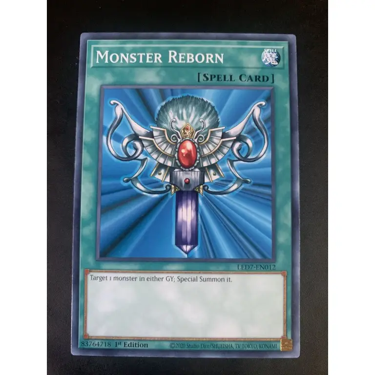 Yugi Muto menggunakan kartu Monster Reborn dalam sebuah duel