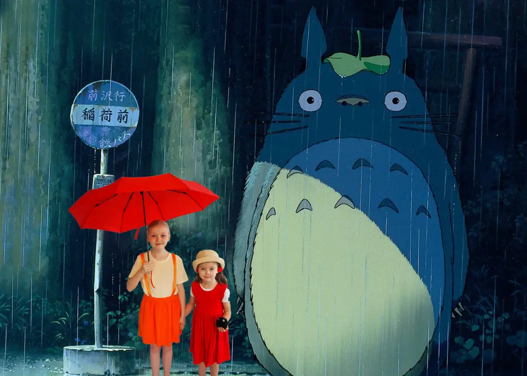 Mei dan Totoro bermain bersama