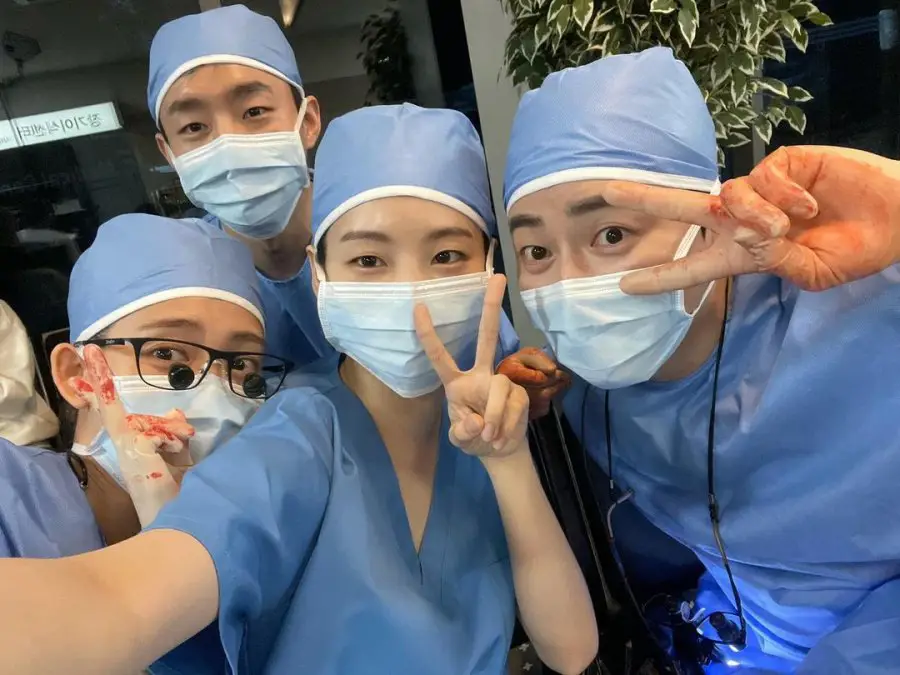 Para dokter di rumah sakit Yulje dalam Hospital Playlist Season 2