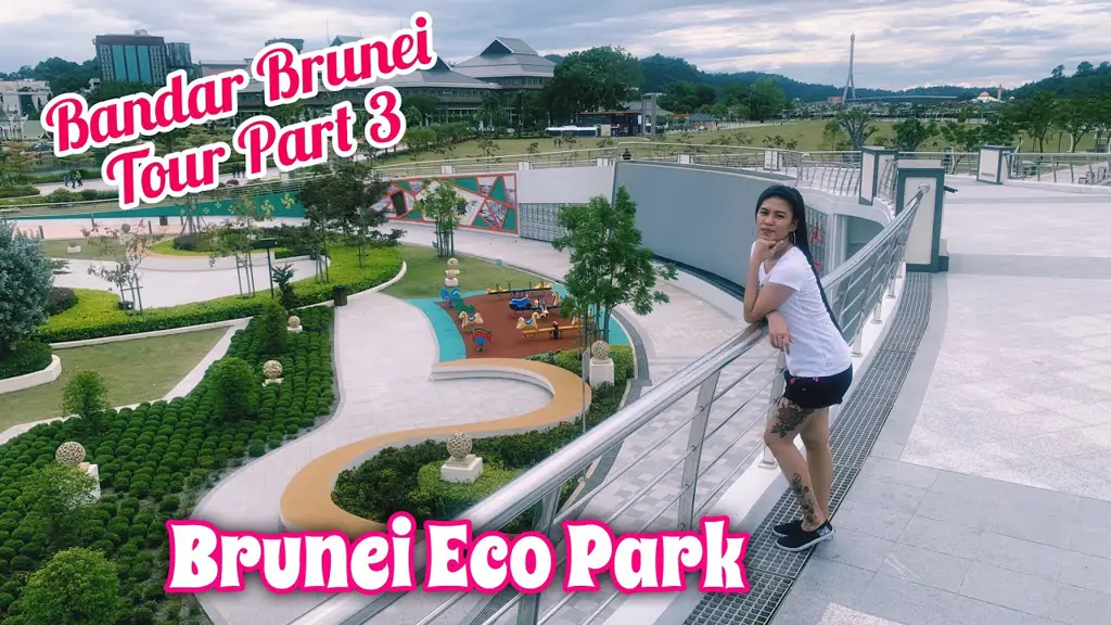 Pasangan sedang bersantai di Bandar Eco Park