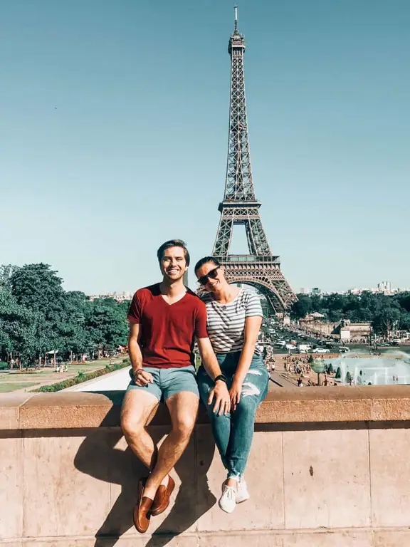 Adegan romantis di Love in Paris