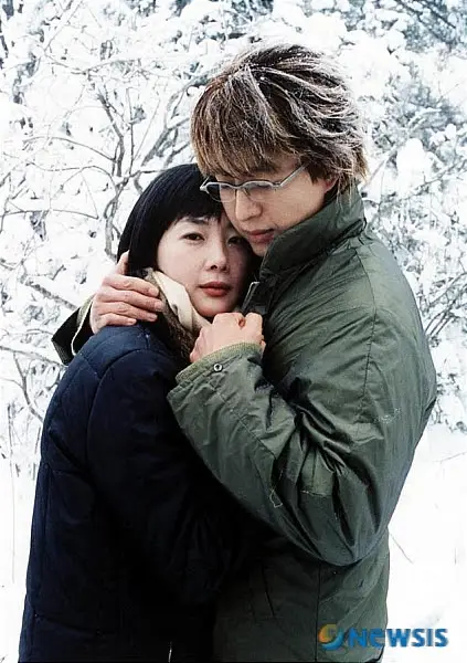 Adegan romantis Bae Yong Joon dan Choi Ji Woo dalam drama Winter Sonata.