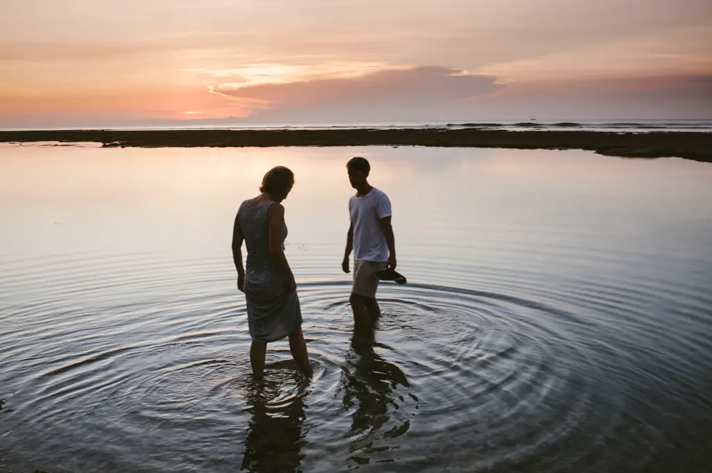 Pasangan sedang menikmati liburan di pantai Bali