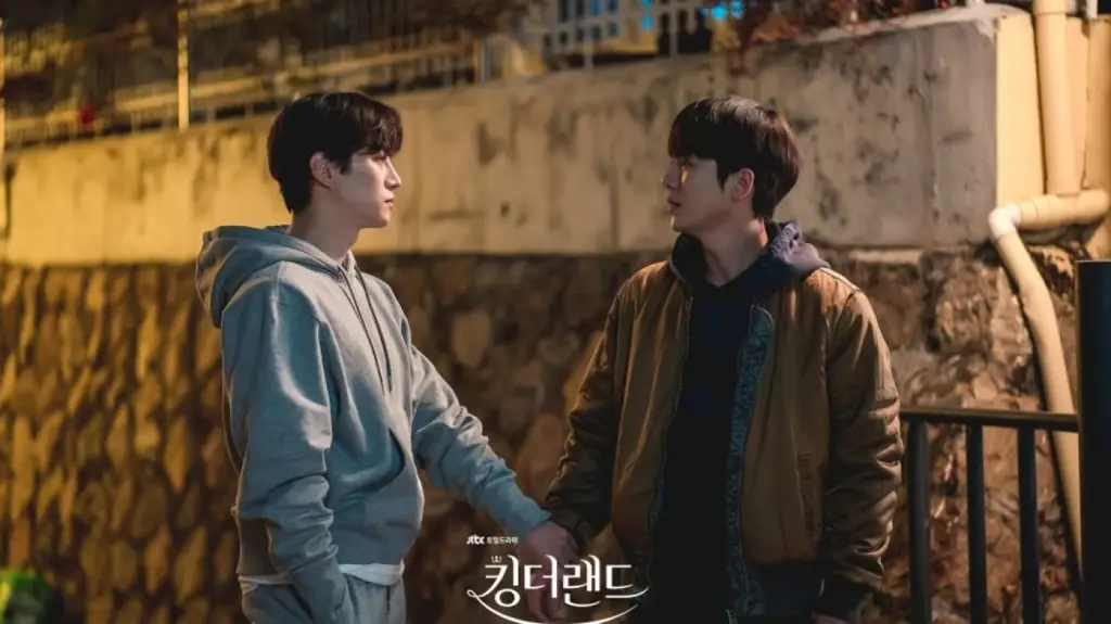 Adegan romantis Gu Won dan Cheon Sa-rang di King the Land episode 6