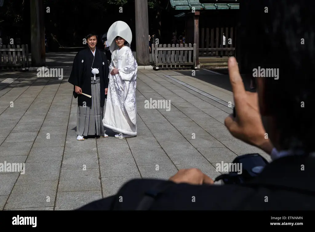 Pasangan sedang berfoto di area kuil Meiji Jingu