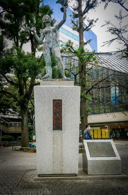 Pasangan yang sedang bersantai di Ikebukuro West Gate Park