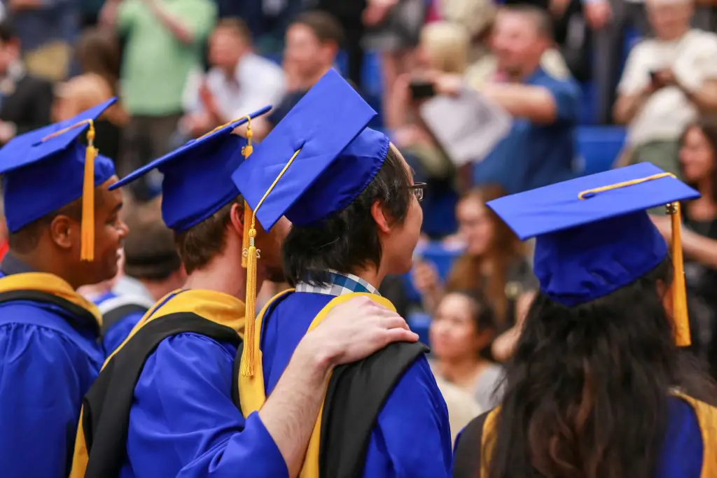 Foto upacara wisuda sekolah yang meriah