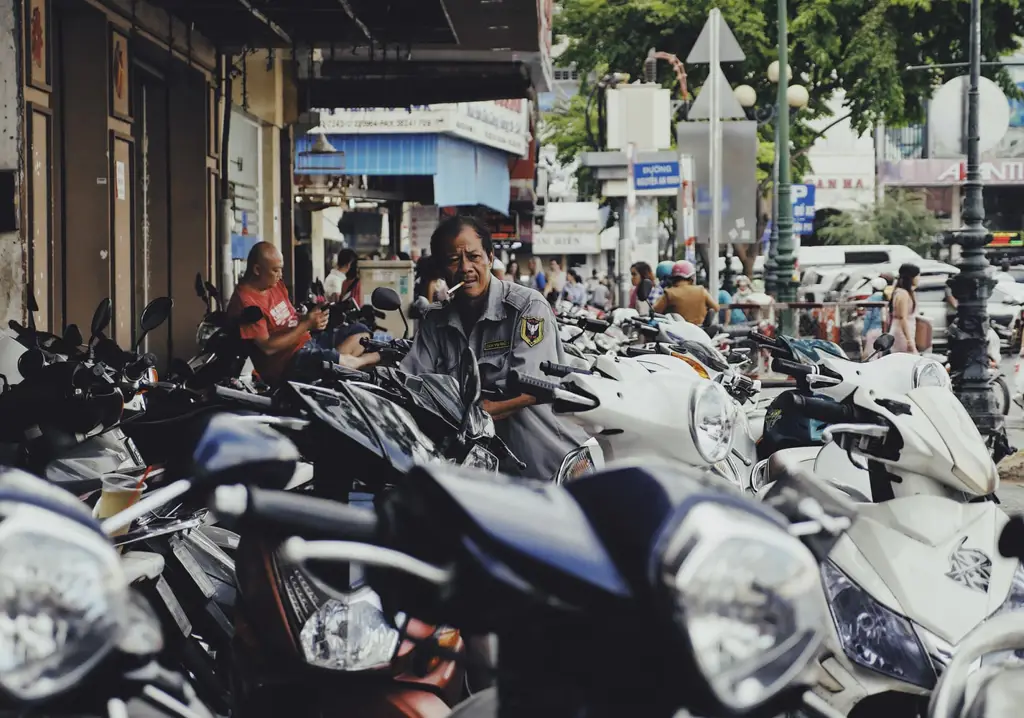 Seorang teknisi motor asal Korea Selatan