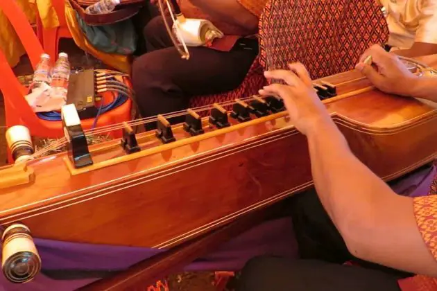 Alat musik tradisional Kamboja