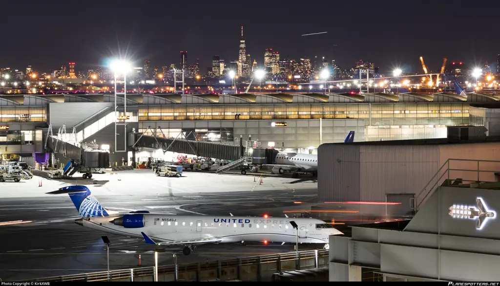 Foto eksterior Newark Liberty International Airport yang megah