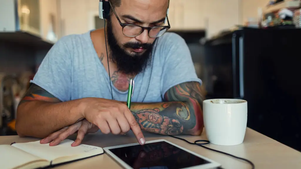 Seseorang sedang mendengarkan podcast menggunakan headphone