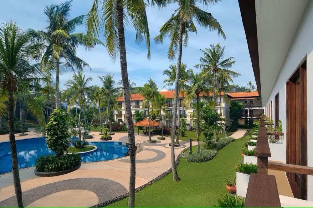 Nikmati fasilitas kolam renang yang menyegarkan Kolam renang di Hotel Arnes Bandar Lampung