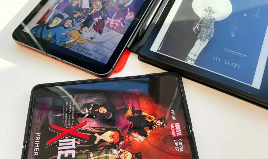 Seseorang membaca komik digital di tablet