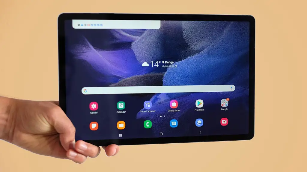 Gambar seseorang menonton film streaming di tablet