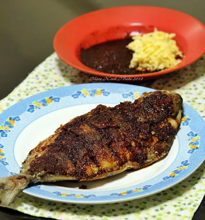 Ikan bakar disajikan dengan sambal